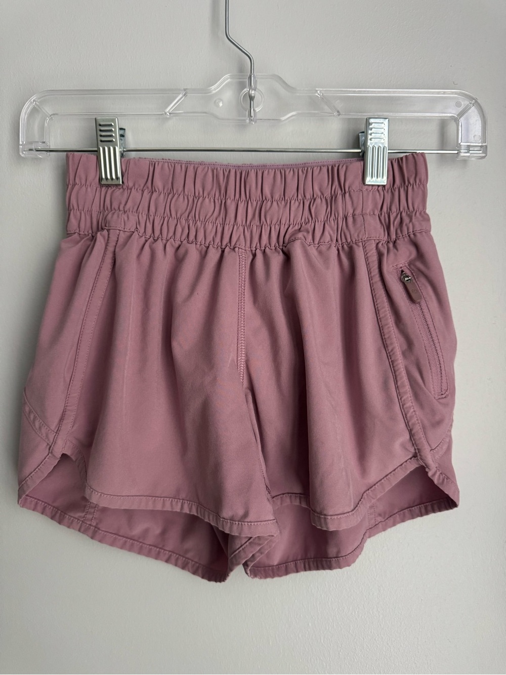 LULULEMON TRACKER SHORTS size 2 PINK
WOMEN'S